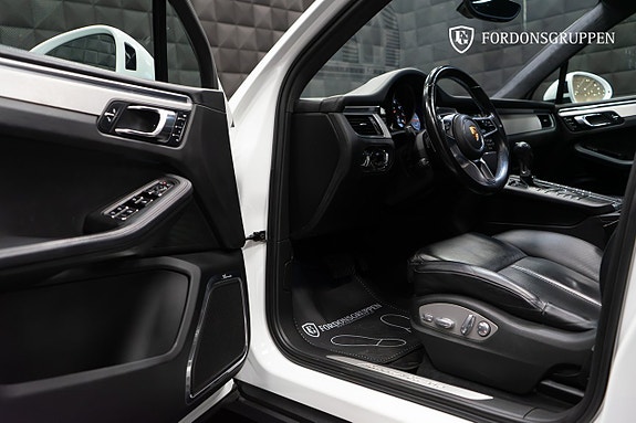 Porsche Macan Turbo 15 of 28