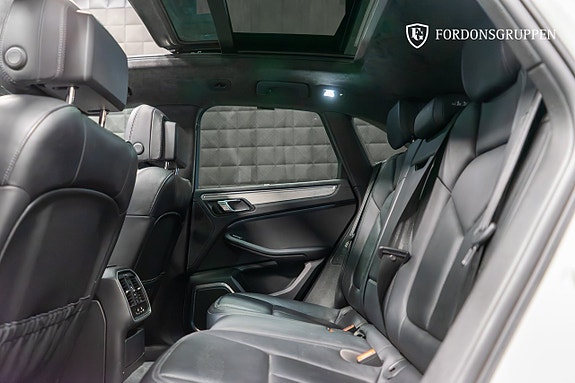 Porsche Macan Turbo 28 of 28