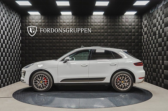Porsche Macan Turbo 3 of 28