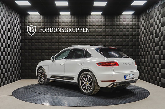 Porsche Macan Turbo 5 of 28
