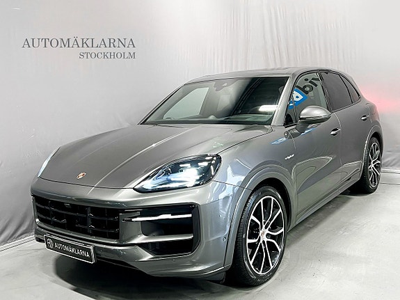 Porsche Cayenne 2 of 5