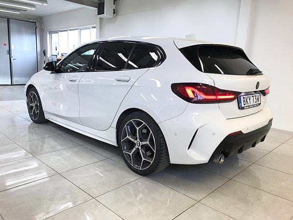 BMW 118i 3 of 5