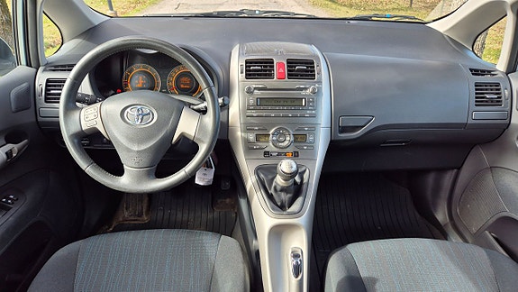 Toyota Auris 12 of 16