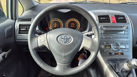 Toyota Auris 13 of 16