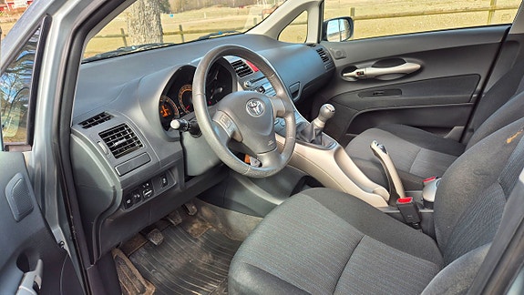 Toyota Auris 10 of 16