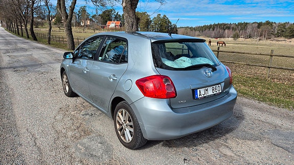 Toyota Auris 8 of 16