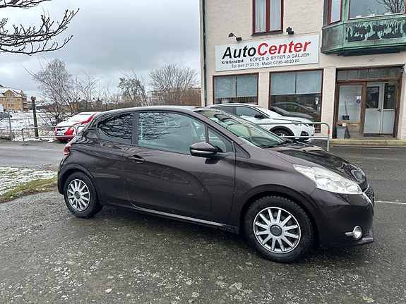 Peugeot 208 2 of 5