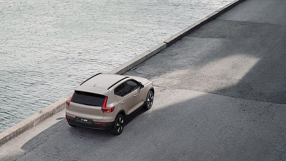 Volvo EX40 8 of 17