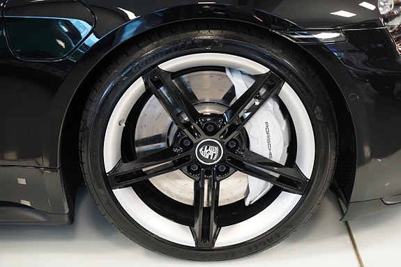 Porsche Taycan Turbo 6 of 13