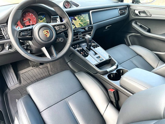 Porsche Macan T 3 of 10