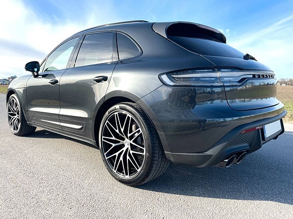 Porsche Macan T 2 of 10