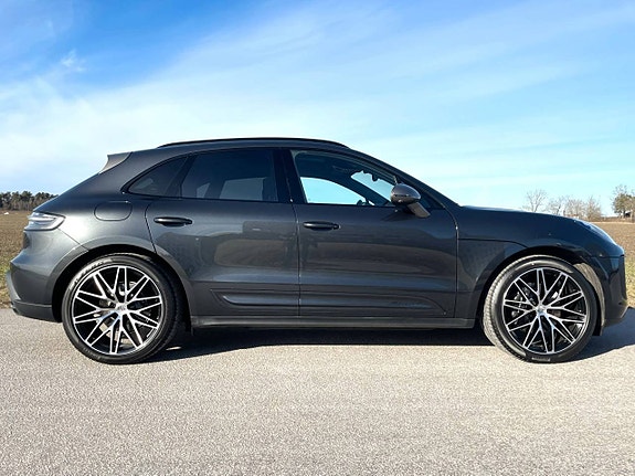 Porsche Macan T 7 of 10