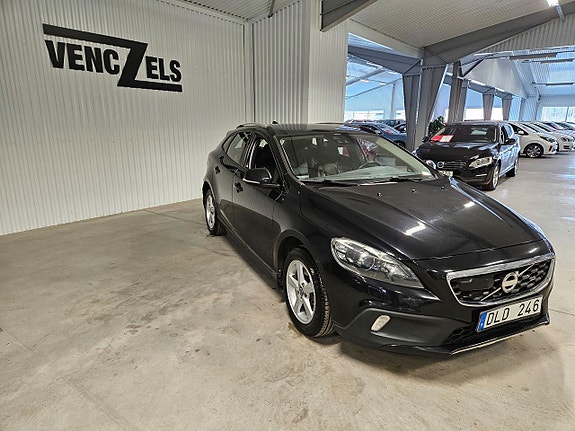 Volvo V40 Cross Country 2 of 11