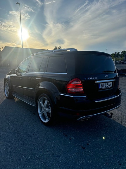 Mercedes-Benz GL450 2 of 5