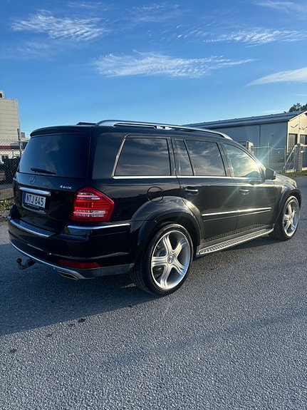 Mercedes-Benz GL450 3 of 5