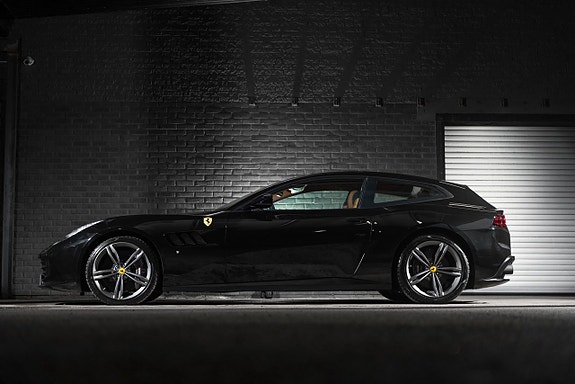 Ferrari Lusso 2 of 5