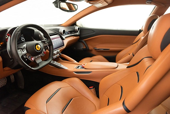 Ferrari Lusso 19 of 27