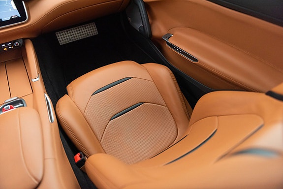 Ferrari Lusso 12 of 27