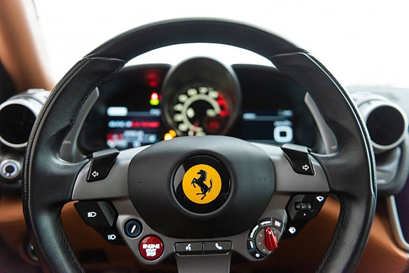 Ferrari Lusso 20 of 27