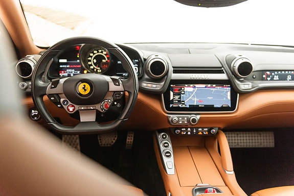 Ferrari Lusso 8 of 27