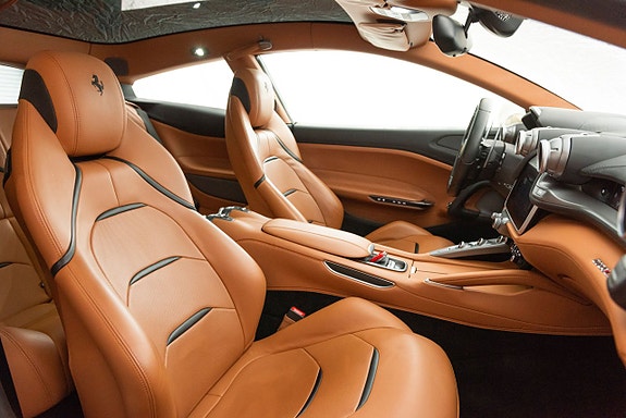 Ferrari Lusso 9 of 27