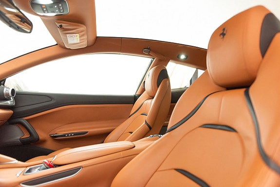 Ferrari Lusso 22 of 27