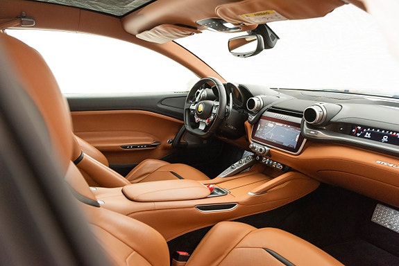 Ferrari Lusso 10 of 27