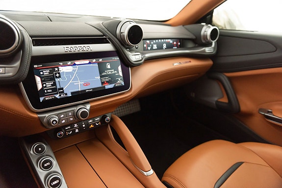 Ferrari Lusso 17 of 27