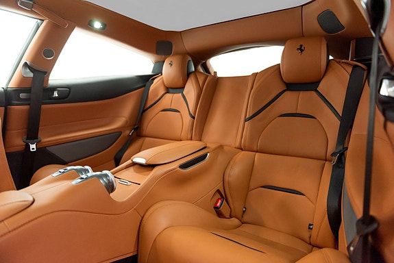 Ferrari Lusso 13 of 27