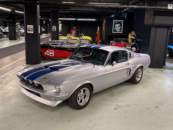 Ford Mustang 2 of 5