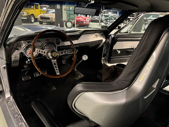 Ford Mustang 21 of 27