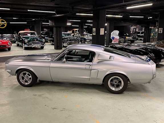 Ford Mustang 13 of 27