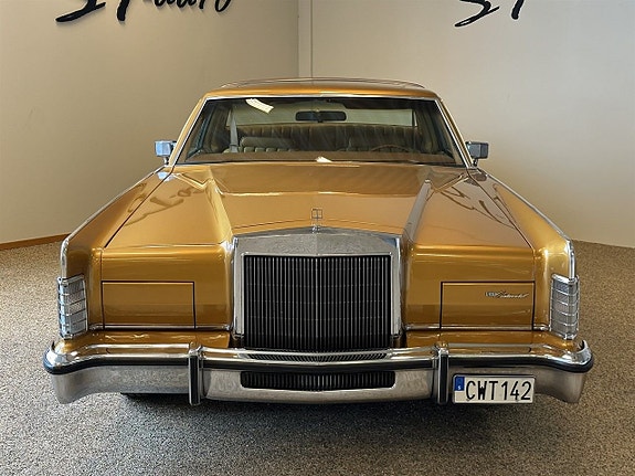 Lincoln Continental 2 of 5