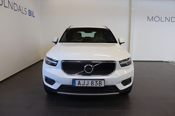 Volvo XC40 3 of 16