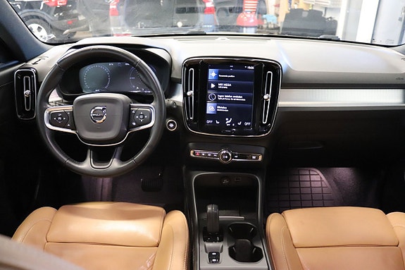 Volvo XC40 10 of 16