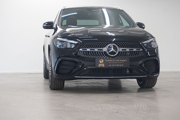 Mercedes-Benz GLA200 2 of 12