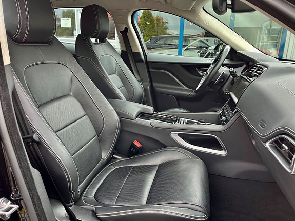 Jaguar F-PACE 9 of 12