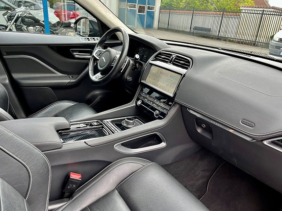 Jaguar F-PACE 8 of 12