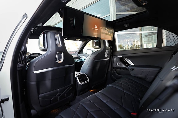 BMW i7 9 of 26