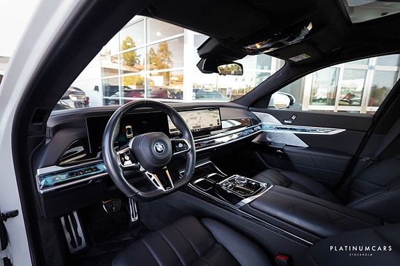 BMW i7 6 of 26