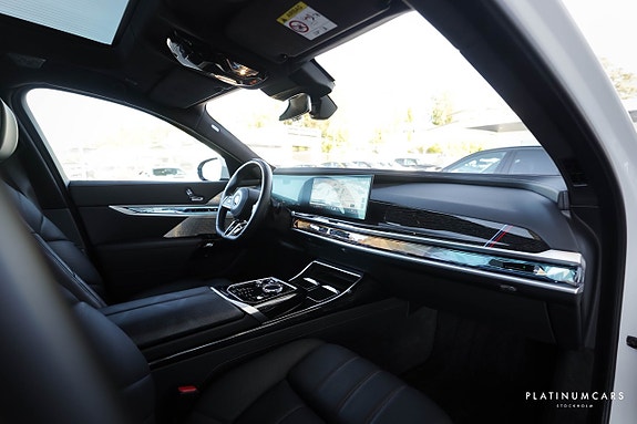 BMW i7 7 of 26