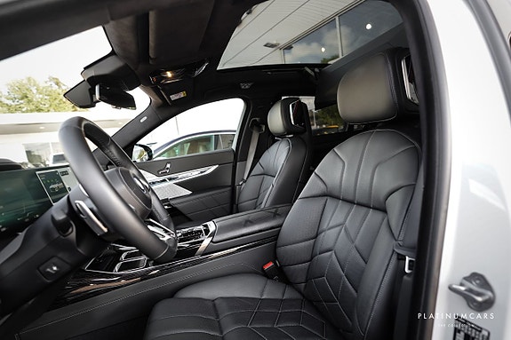 BMW i7 9 of 24