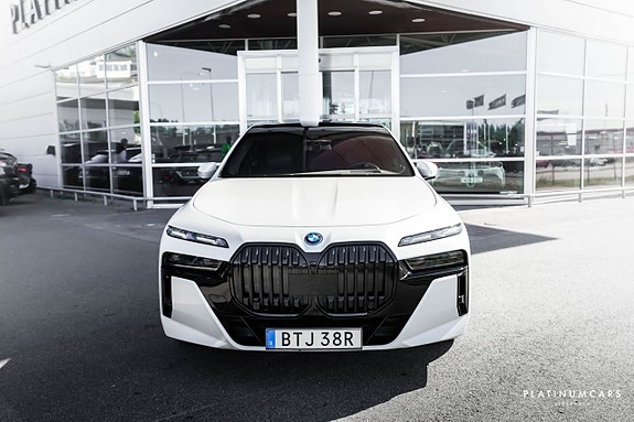 BMW i7 3 of 26