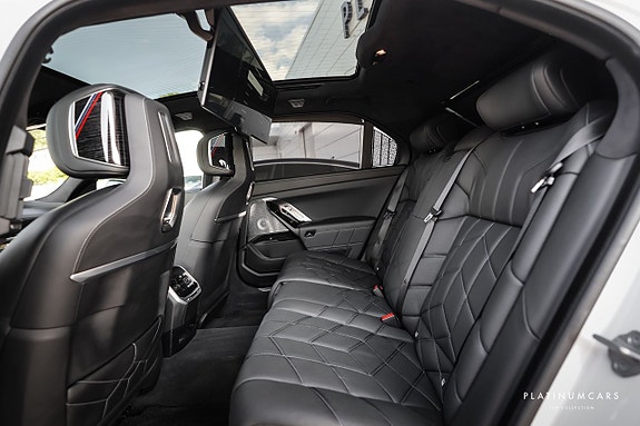 BMW i7 7 of 24