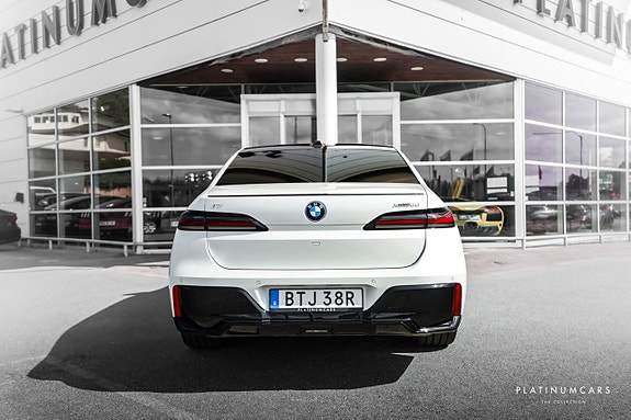 BMW i7 4 of 24