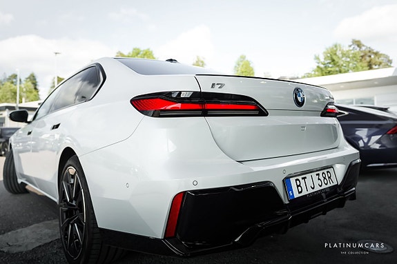 BMW i7 22 of 24