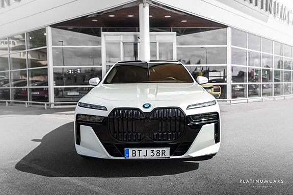BMW i7 3 of 24