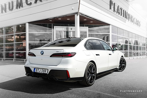 BMW i7 2 of 24