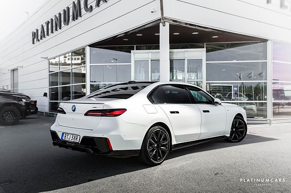 BMW i7 2 of 26