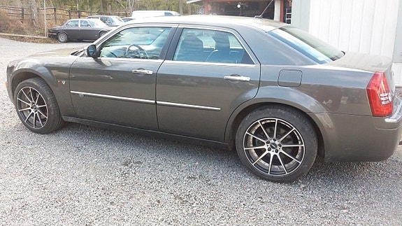 Chrysler 300C 2 of 7